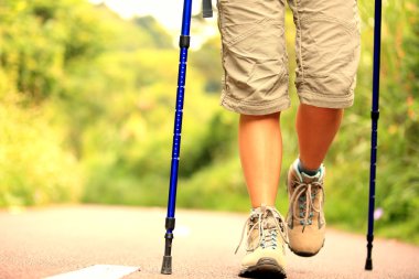 Orman iz hiking kadın uzun yürüyüşe çıkan kimse