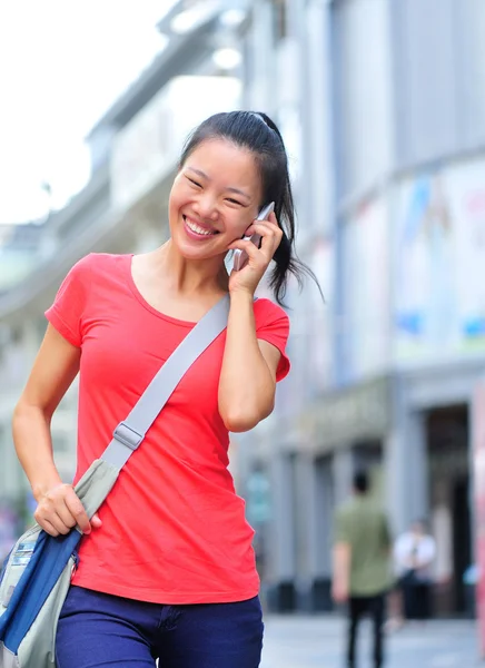 Hermosa joven asiática mujer usando smart phone —  Fotos de Stock