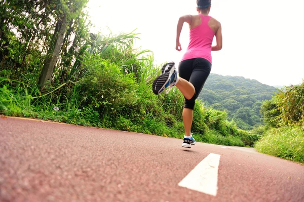 Jeune femme de remise en forme courir au sentier forestier — Photo