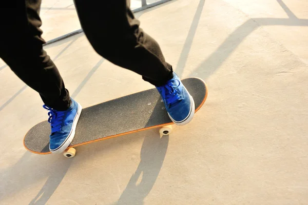 Jambes femme skateboard — Photo