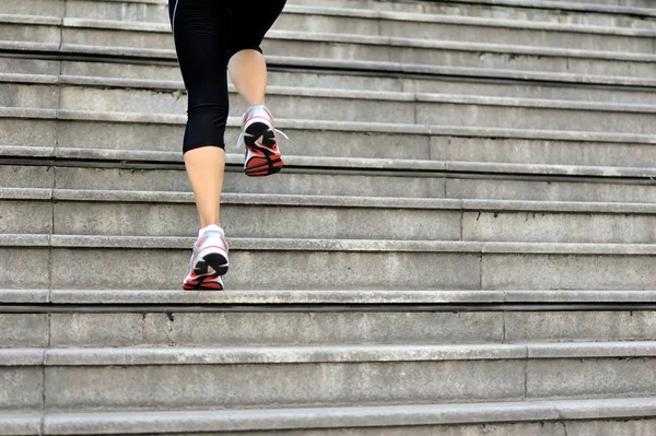 Piernas de mujer corriendo en escaleras de piedra —  Fotos de Stock