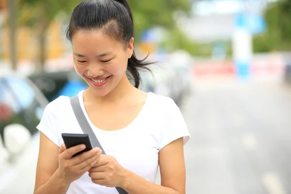 Hermosa joven asiática mujer usando smart phone — Foto de Stock