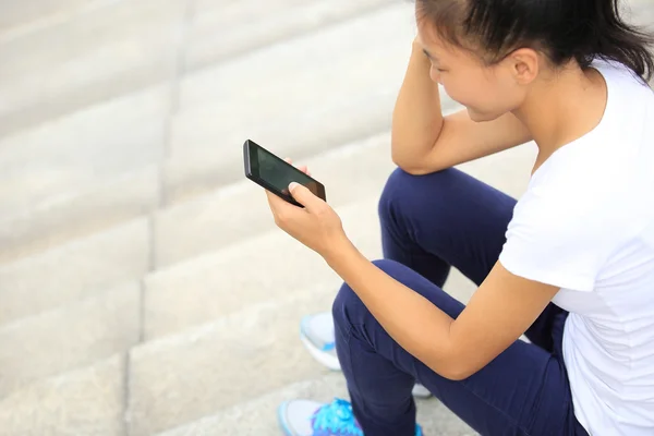 Красивая молодая азиатка с помощью смартфона — стоковое фото
