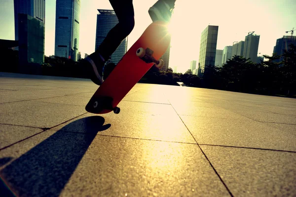 Skateboarden vrouw — Stockfoto