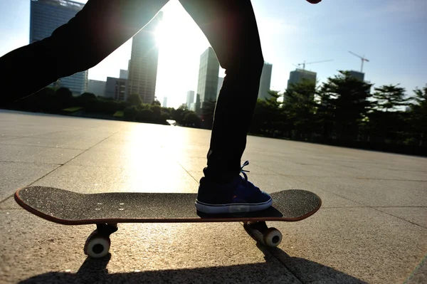 Skateboarding kobieta — Zdjęcie stockowe