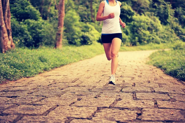 Jeune femme de remise en forme courir au sentier forestier — Photo