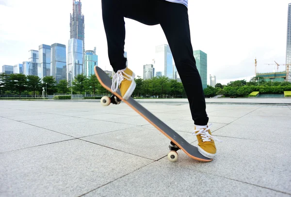 Skateboarding kobieta — Zdjęcie stockowe