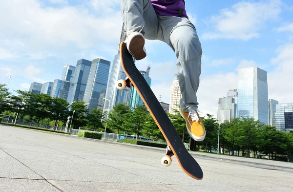 Skateboarding kobieta — Zdjęcie stockowe