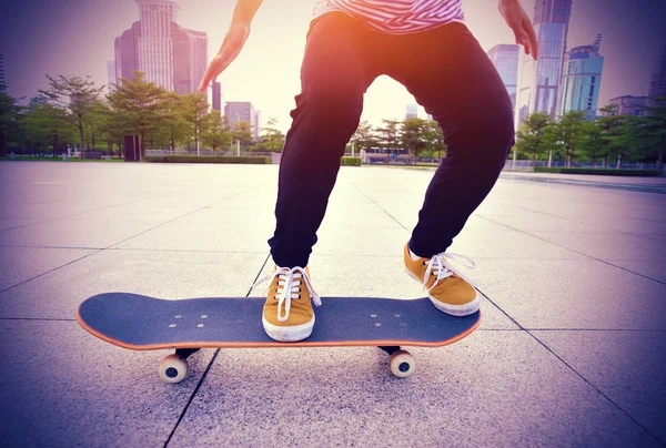 Skateboarden vrouw — Stockfoto