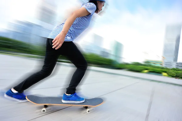 Skateboarden vrouw — Stockfoto