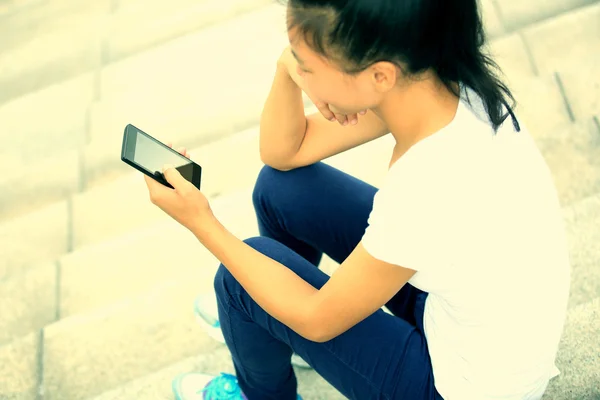 Krásná mladá asijská žena pomocí smartphonu — Stock fotografie