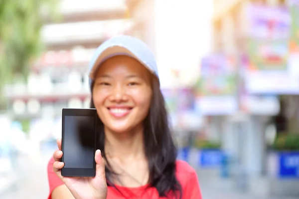 Schöne junge asiatische Frau mit Smartphone — Stockfoto