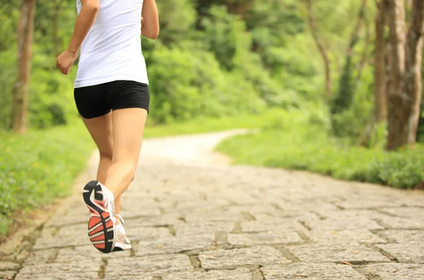 Jeune femme de remise en forme courir au sentier forestier — Photo