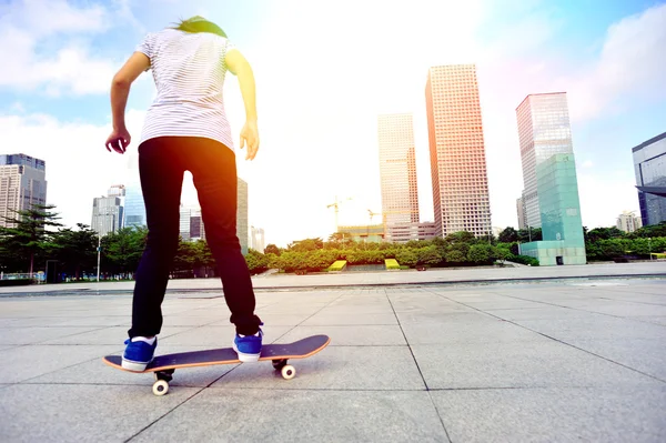 Skateboarden vrouw — Stockfoto