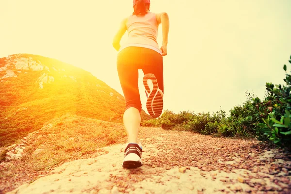 Young woman running on seaside — Stock Photo, Image