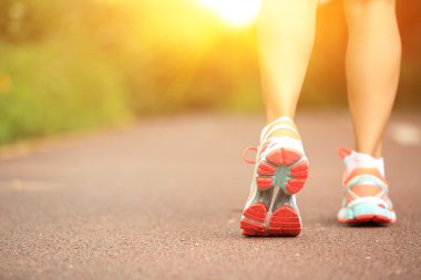 orman yolu çalışan kadın