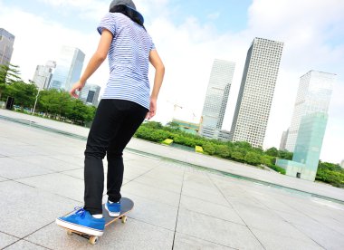 City adlı kaykay kadın