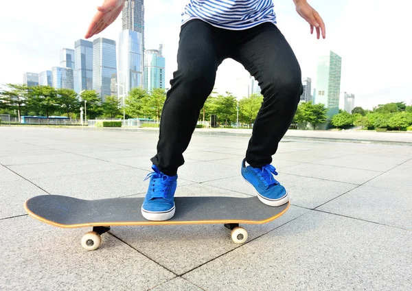 Skateboard jambes femme au skatepark — Photo