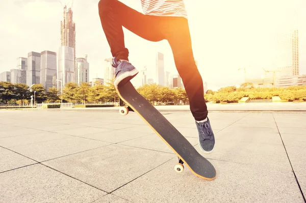 Skateboarding Frauenbeine im Skatepark — Stockfoto