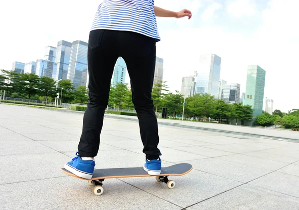 Skateboarding woman legs at skatepark — Stock Photo, Image