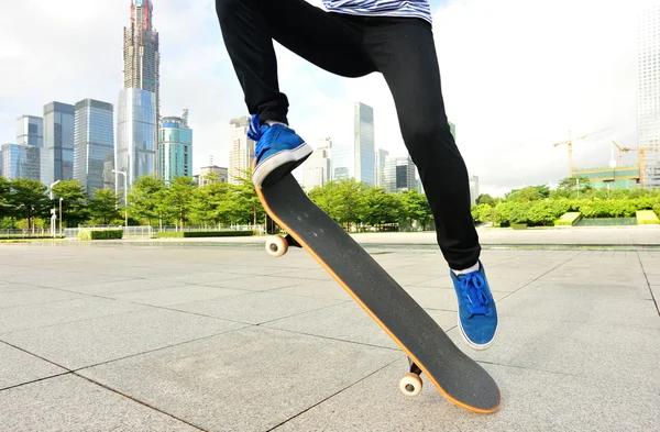 Скейтбордистка в скейт-парке — стоковое фото