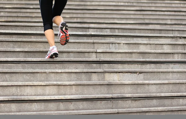 Piernas de mujer corriendo — Foto de Stock