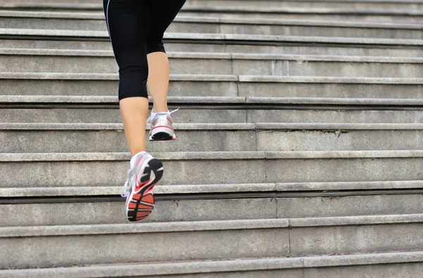 ขาของผู้หญิงวิ่งขึ้น — ภาพถ่ายสต็อก