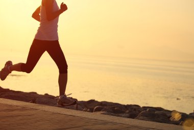 Deniz kenarında çalışan runner atlet