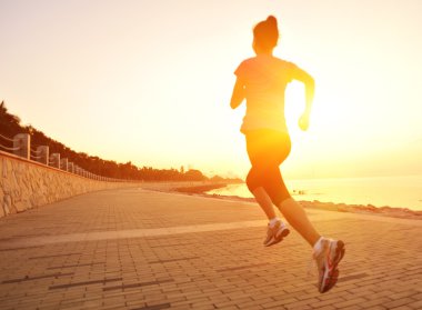 Deniz kenarında çalışan runner atlet