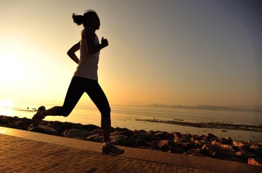 Deniz kenarında çalışan runner atlet