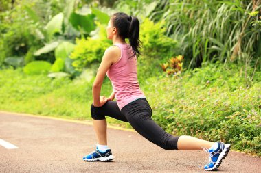 vrouw die zich uitstrekt benen voordat u