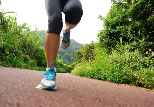 Woman running at forest trail — Stock Photo, Image