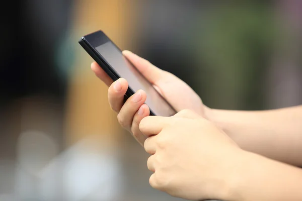 Las manos de mujer usan teléfono inteligente —  Fotos de Stock