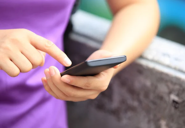 Les mains de la femme utilisent le téléphone intelligent — Photo