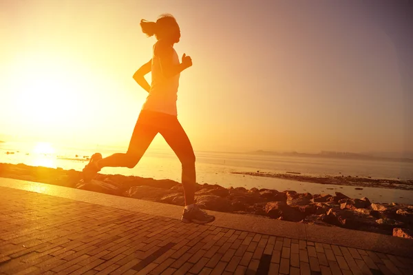 Deniz kenarında çalışan runner atlet — Stok fotoğraf