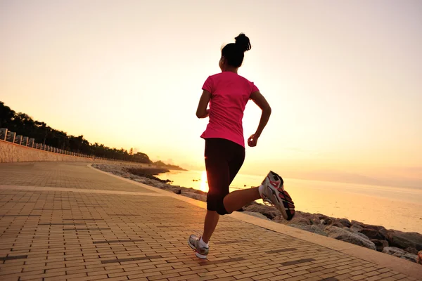 Deniz kenarında çalışan runner atlet — Stok fotoğraf