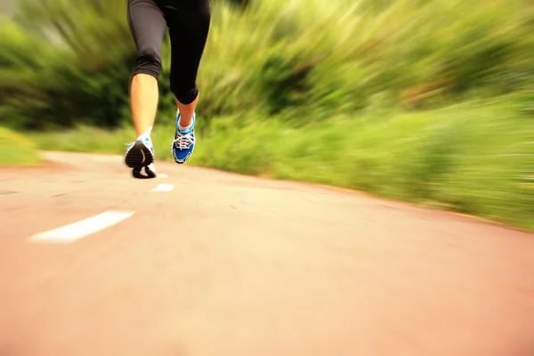 Woman running at forest trail — Stock Photo, Image