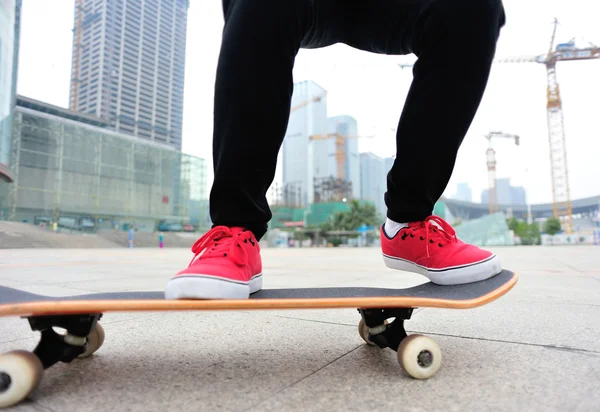 Skateboarding woman legs at skatepark — Stock Photo, Image