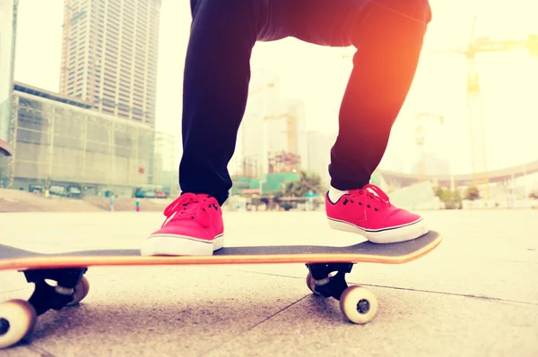 Skateboard kvinna ben på skatepark — Stockfoto