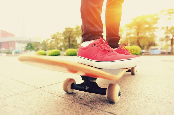 Skateboarding pernas de mulher no skatepark — Fotografia de Stock