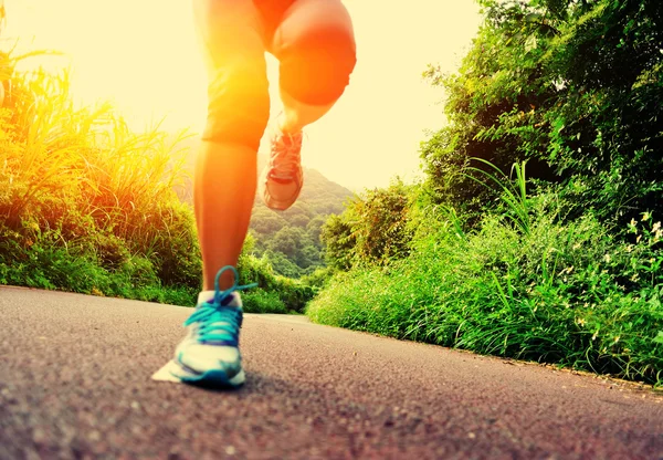 Woman running at forest trail — Stock Photo, Image