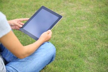 Kadın kolej öğrenci kullanım tablet pc
