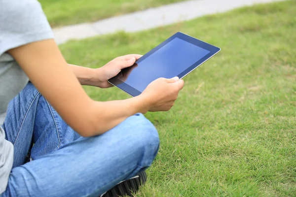 Žena college student používání počítače tablet pc — Stock fotografie