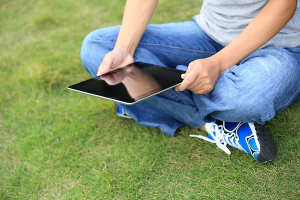 Kobieta studentów kolegium użytkowania komputera typu tablet — Zdjęcie stockowe