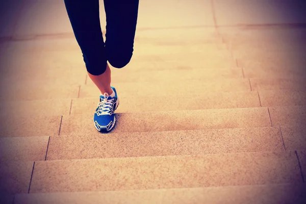 Piernas corriendo en escaleras de piedra — Foto de Stock