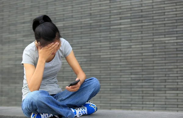 Dolor de cabeza joven mujer asiática — Foto de Stock