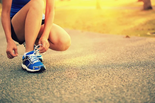 Atleta corridore che corre al parco tropicale . — Foto Stock