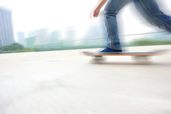 Vrouw skateboarder skateboarden — Stockfoto