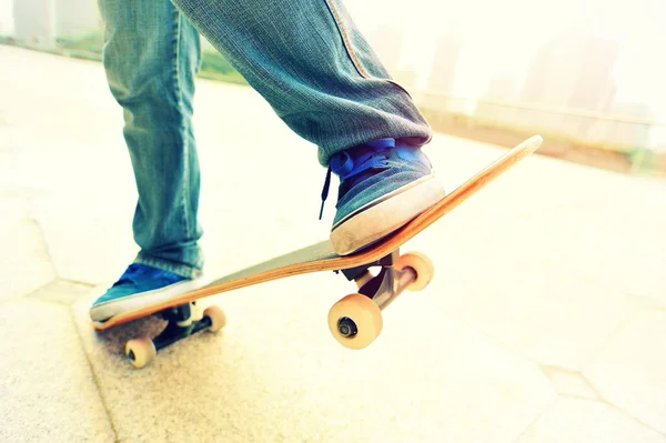 Kvinnan skateboardåkare skateboard — Stockfoto