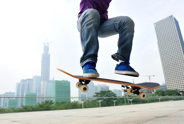 Femme skateboarder skateboard — Photo